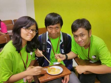 Sepiring Bertiga makan somay sepiring bertiga.